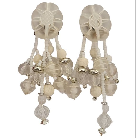 Clear Lucite Plastic White Glass Bead Dangle Clip-On Earrings K661 - Picture 5 of 5